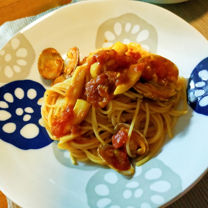 イカとあさりのトマトソースパスタ